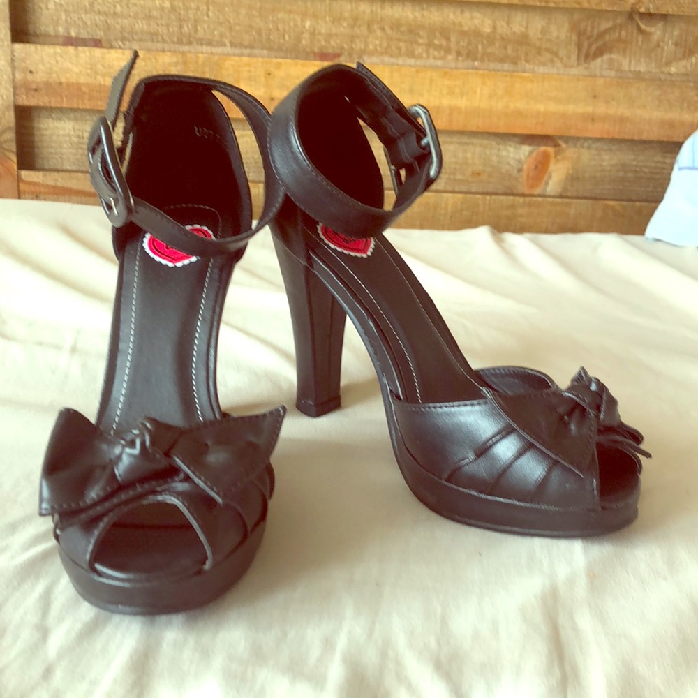 T.U.K. 4in black Knot Size 7 heels